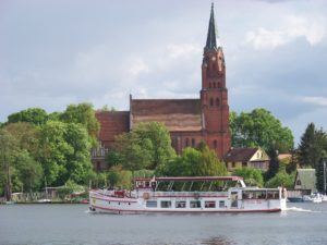 Kirche_Fluss_Mecklenburg
